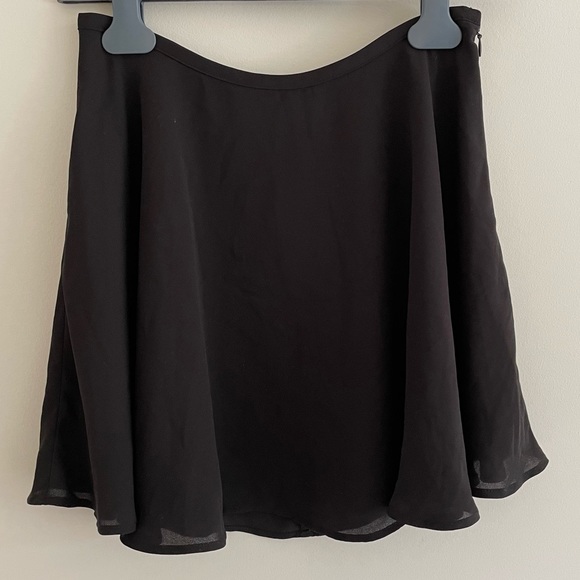 🦋 Forever 21 size M women’s black circle mini skirt NWT